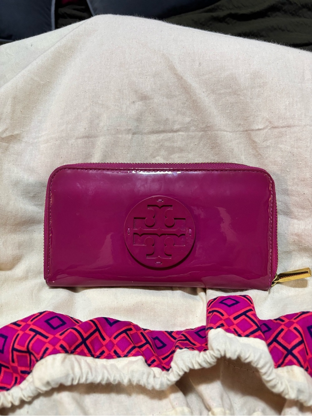 Tory Burch Patent Zip Wallet in Magenta